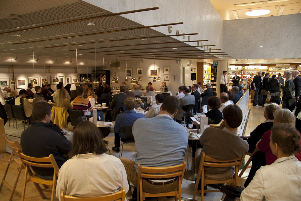 Kirjanjulkistamistilaisuus Cafe Aallossa